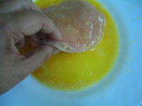 Mezclar la carne con el huevo batido