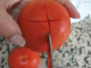 cortar tomate cruz 300x225 Consejos paso a paso (XXVII) : Pelar tomates