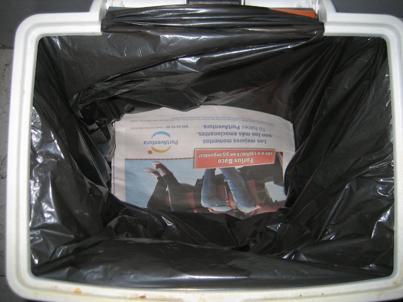 Cierre de bolsas de basura llenas de basura después de limpiar el
